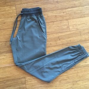 Nike women’s jogger with zip ankles